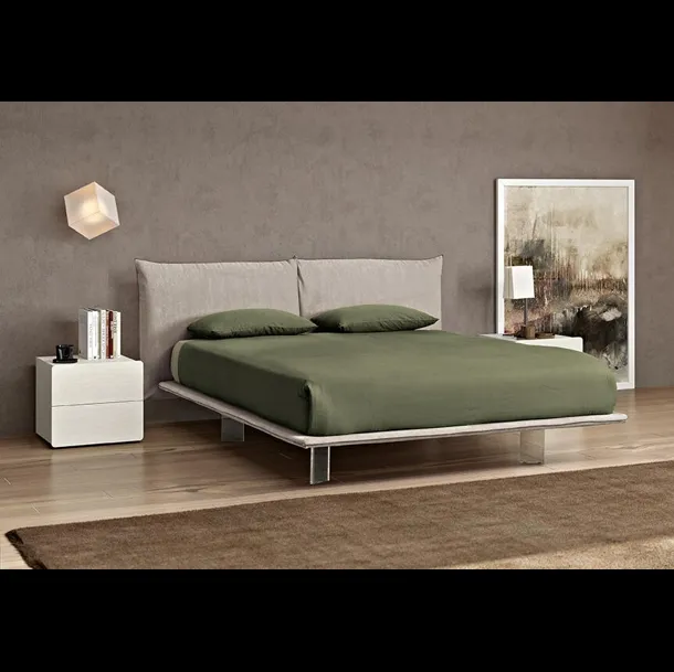 Letto con testiera in tessuto e piedini trasparenti Light di Dal Cin