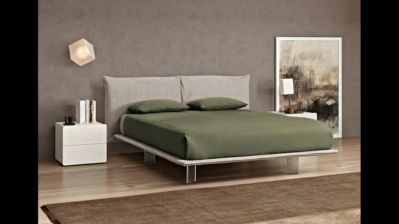 Letto con testiera in tessuto e piedini trasparenti Light di Dal Cin