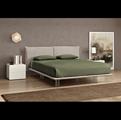Letto con testiera in tessuto e piedini trasparenti Light di Dal Cin